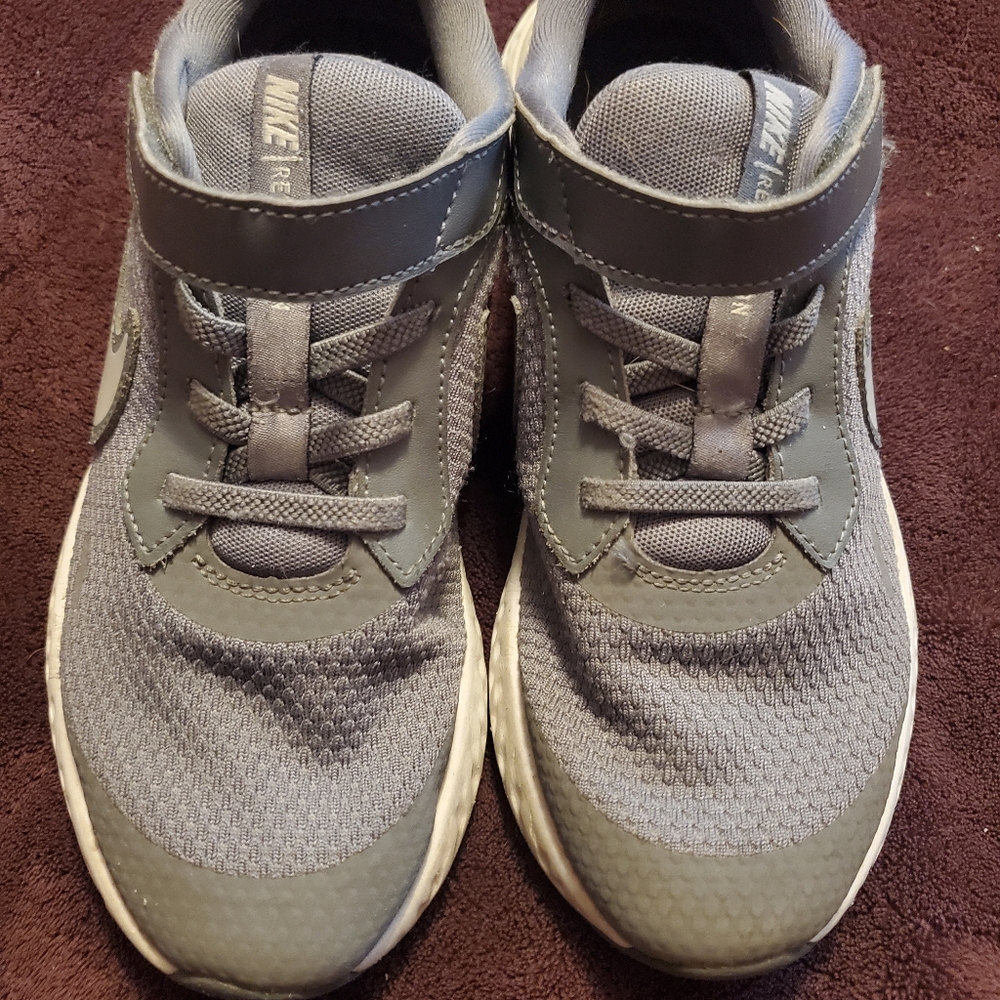 Nike yoyth sneakers